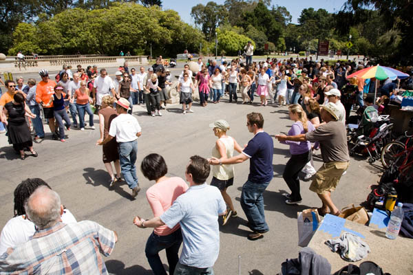 Free Outdoor Swing Dance & Lessons